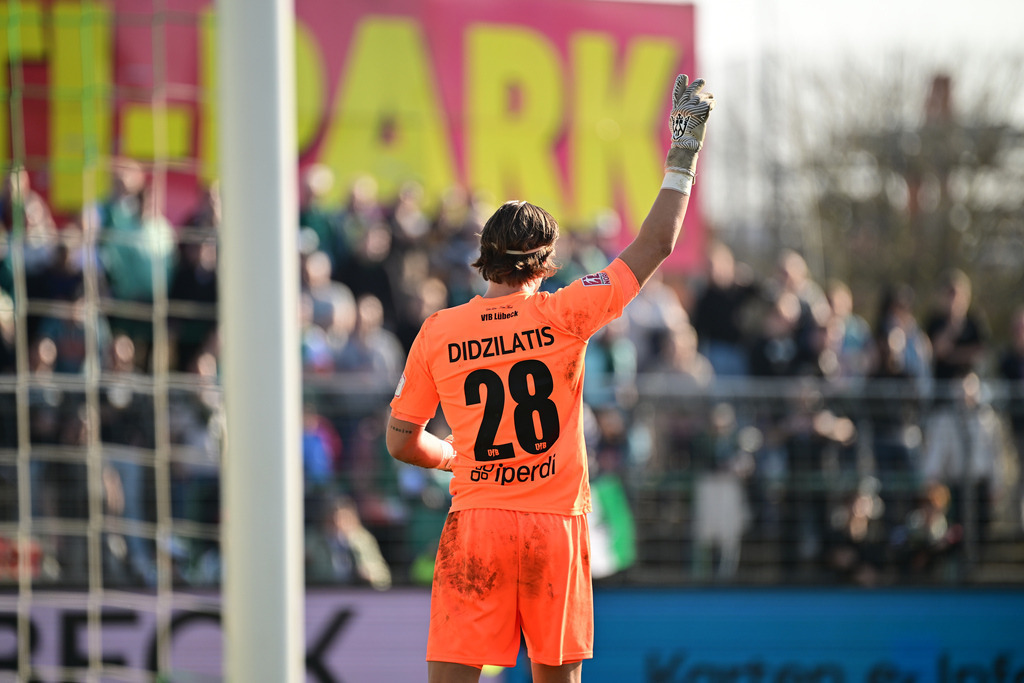 Fußball I Herren I Saison 2024-2025 I Regionalliga Nord I 25. Spieltag I VfB Lübeck - SSV Jeddeloh | Nahaufnahme, Einzelfoto, Freisteller, Portrait, Porträt, Einzelbild, Einzelfoto, Körper: Gavin Didzilatis (28, VfB Lübeck) - Realisiert mit Pictrs.com
