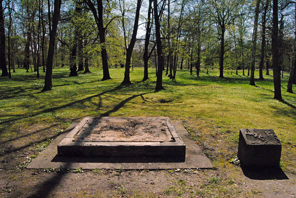 Foto: Leipzig - Richard Wagner Denkmal - ehemaliger Standort des Sockels im Klingerhain am 17. April 2010 | Das Team hinter BILDLEXIKON LEIPZIG bündelt historische wie aktuelle Informationen über die Stadt Leipzig in Text und Bild auf einer Plattform und stellt diese der interessierten Öffentlichkeit zur Verfügung.