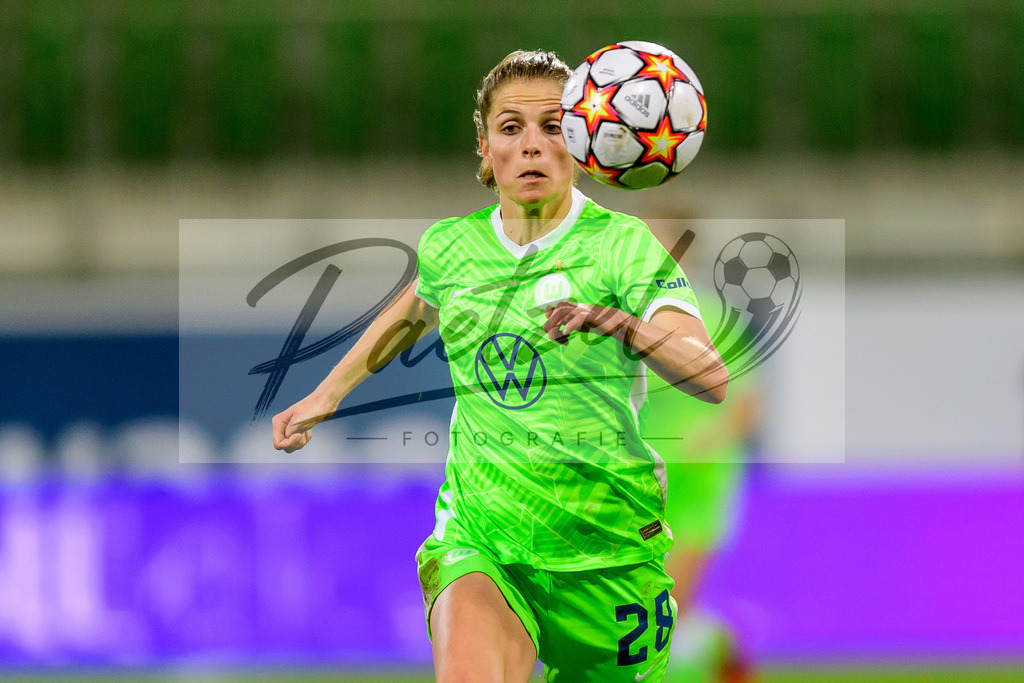 WOBSER20211013_026 | Fussball, Frauen: Tabea Wassmuth (VfL Wolfsburg) in Aktion, am Ball, Einzelaktion beim Spiel der UEFA Women´s Champions League zwischen VfL Wolfsburg und Servette FC im AOK-Stadion am 13.10.2021 in Wolfsburg, Deutschland. - Realisiert mit Pictrs.com