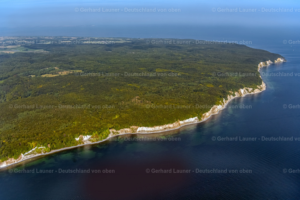4061361 | SASSNITZ 08.09.2021 Blick auf die Kreideküste im Nationalpark Jasmund bei Sassnitz auf der Insel Rügen in Mecklenburg-Vorpommern. Der markante Felsvorsprung Königsstuhl befindet sich in der Umgebung der Stubbenkammer in dem seit 1990 bestehenden Nationalpark am Ufer zur Ostsee mit einem Buchenwald, der teilweise zum UNESCO-Welterbe gehört. // View of the chalk cliff coast in the National Park Jasmund near Sassnitz on the island Ruegen in Mecklenburg-West Pomerania. Foto: Gerhard Launer