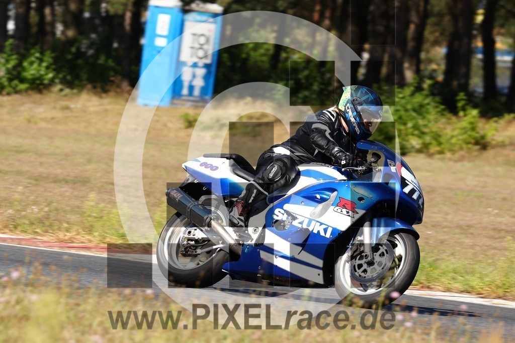 0772-20240812_11844 | Schöne Erinnerungen an spannende Momente - das festzuhalten ist unser Job. PIXELrace.de ist seit 2003 auf den Rennstrecken Europas unterwegs um die Action draußen beim Fahren und die wunderbare Stimmung imm Fahrerlager für euch einzufangen.