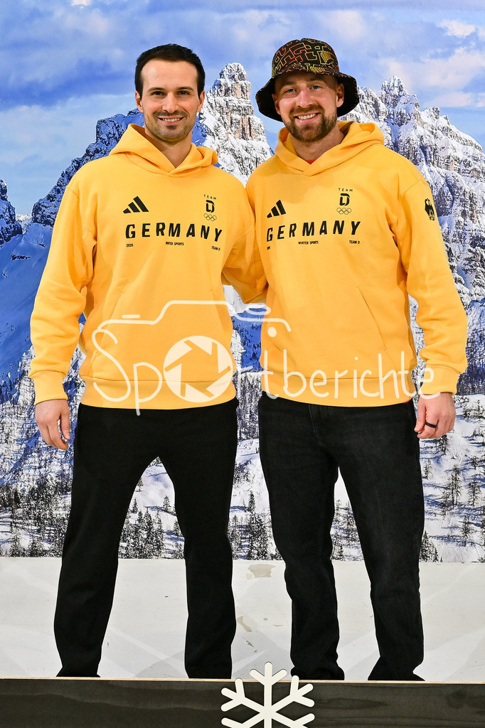 Einkleidung Team D Milano Cortina 2026 | Munich, GERMANY - 12. JANUARY: Mathias NIEDERBERGER (Spieler vom EHC München) und Maximilian KASTNER (Spileler vom EHC München) bei der Einkleidung des Teams D am 12.01.2026 in der MTC world of fashion in München