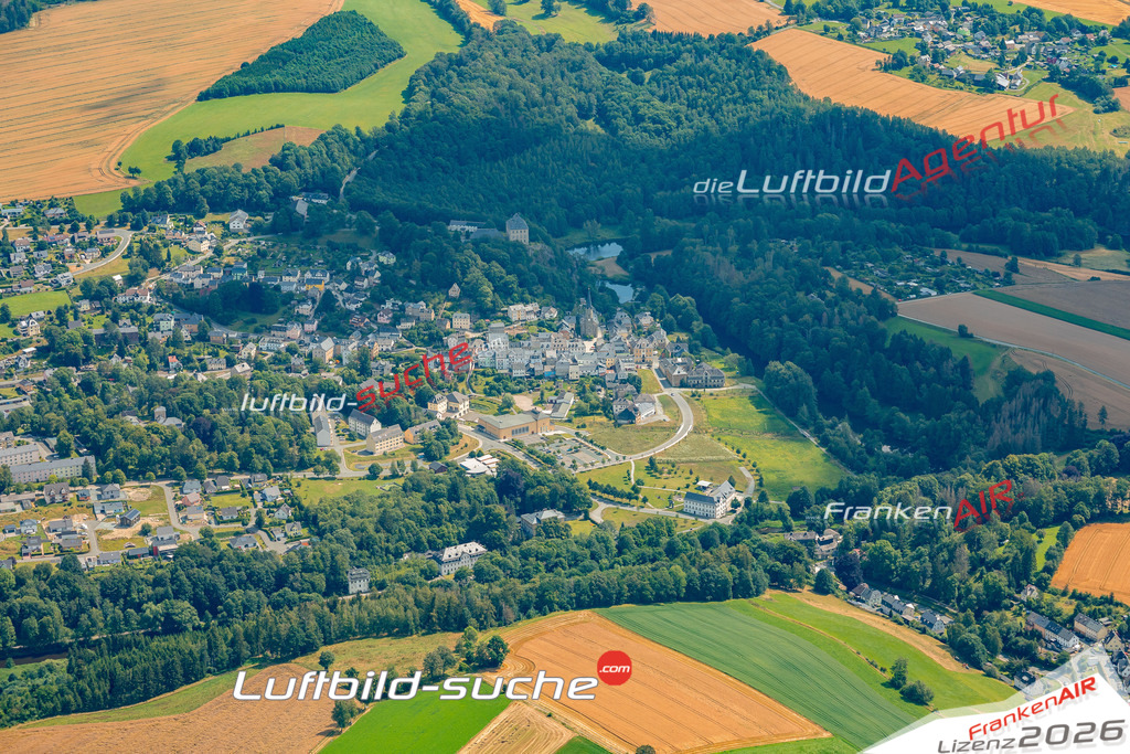 Das Luftbild zeigt :  Hirschberg - Die Luftaufnahme wurde 2024 vom UL-Flugzeug aus erstellt ( keine Drohne ) - Hochauflösende Luftaufnahme - Für grossformatige Ausdrucke geeignet. Die Geschenkidee !Mit Lizenz und Bildrechte bestellbar
