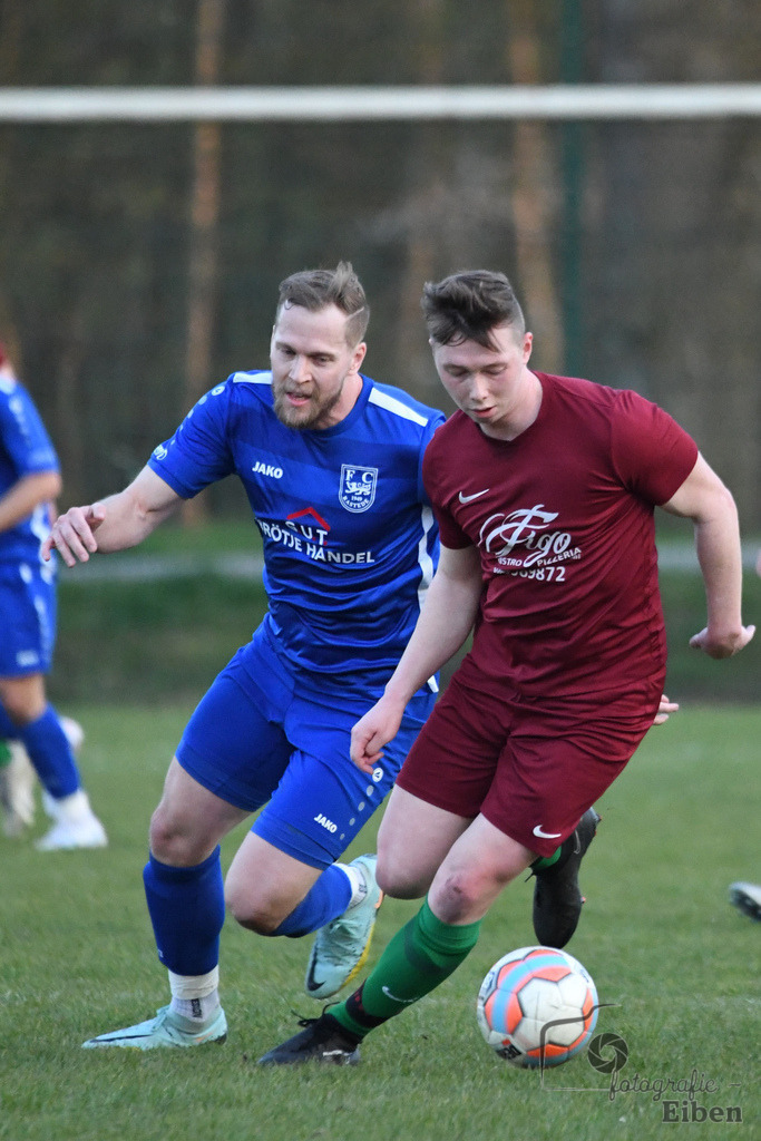 SG FriPe-FC Rastede | Herren Kreisliga; SG FriPe (rot)-FC Rastede (blau) am 21.04.2023; in Petersfehn (A-Platz), Photo: Philip Eiben 2023 - Realisiert mit Pictrs.com
