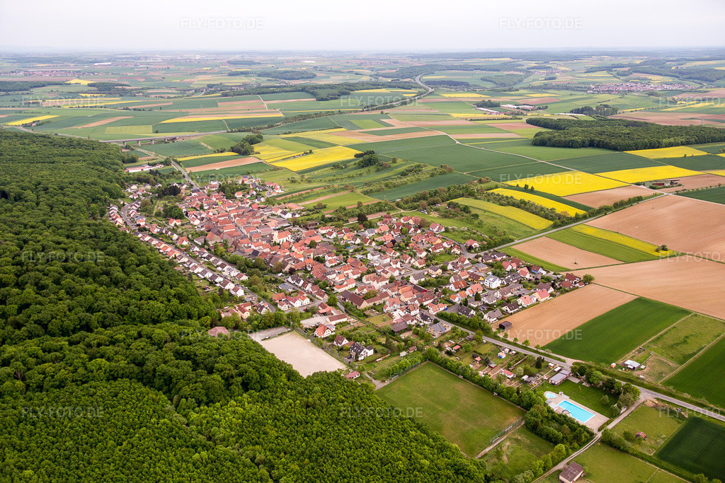 Luftbild: Ortsansicht im Ortsteil Schraudenbach in Werneck im Bundesland Bayern in Deutschland. Foto: IMG_078795.jpg vom 14.05.2015 durch Werner Riehm/FLY-FOTO.de