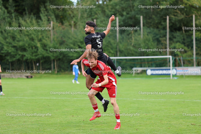 Fußball I Herren I Saison 2025-2026 I Verbandsliga Süd I 7. Spieltag I SV Schackendorf - SV Azadi Lübeck I 06.09.2025.176 | Alend Khalil (5, SV Azadi Lübeck) gewinnt das Kopfballduell gegen Lennart Jannes Willig (21, SV Schackendorf) - Realisiert mit Pictrs.com