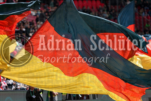 14.05.2026, GER, Fussball, Frauen, DFB-Pokal, Finale, Saison 2025/2026, VfL Wolfsburg - FC Bayern München | eine wehende Deutschlandfahne