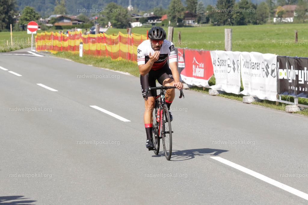 1218_20230817_Bewerb_Maenner_Muehlanger | AUT - OESTERREICH, 2023-08-16: SPORT RENNRAD-FAHREN - 55. INTERNATIONALER RADWELTPOKAL IN ST. JOHANN IN TIROL  - Vintage-Radrennen mit WM-Bronze-Medaillen-Siegerin Christina Schweinberger, den Teilnehmer und Alexander Baumann (vom Orginastions-Team) - TAG 2 BEWERB MAENNER IN SECHS GRUPPEN  ; Foto: Roland Muehlanger