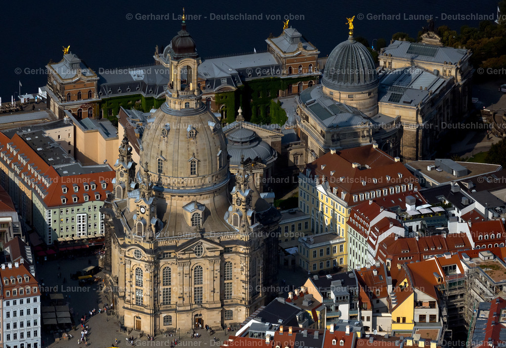 4060899 | DRESDEN 07.09.2021 Kirchengebäude " Frauenkirche Dresden " am Neumarkt im Altstadt- Zentrum der Innenstadt im Ortsteil Altstadt in Dresden im Bundesland Sachsen, Deutschland. Weiterführende Informationen bei: DREWAG - Stadtwerke Dresden GmbH,  DYWIDAG-Systems International,  FIRA® FASSADEN SPEZIALTECHNIK GmbH,  Stiftung Frauenkirche Dresden,  tremco illbruck Group GmbH. // Church building in " Frauenkirche Dresden " on Neumarkt Old Town- center of downtown in the district "Altstadt" in Dresden in the state Saxony, Germany. Further information at: DREWAG - Stadtwerke Dresden GmbH,  DYWIDAG-Systems International,  FIRAA? FASSADEN SPEZIALTECHNIK GmbH,  Stiftung Frauenkirche Dresden,  tremco illbruck Group GmbH. Foto: Gerhard Launer