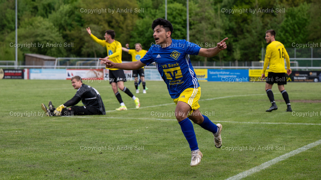 Osterrönfelder TSV vs TSV Altenholz | Ali Alhindawi (OTSV #30) dreht nach seinem Ausgleichstreffer zum 1-1 jubelnd ab / Fußball-Landesliga Schleswig Männer 2024/2025 / Osterrönfelder TSV vs TSV Altenholz / A-Platz / Osterrönfeld / 03.05.25 - Realisiert mit Pictrs.com