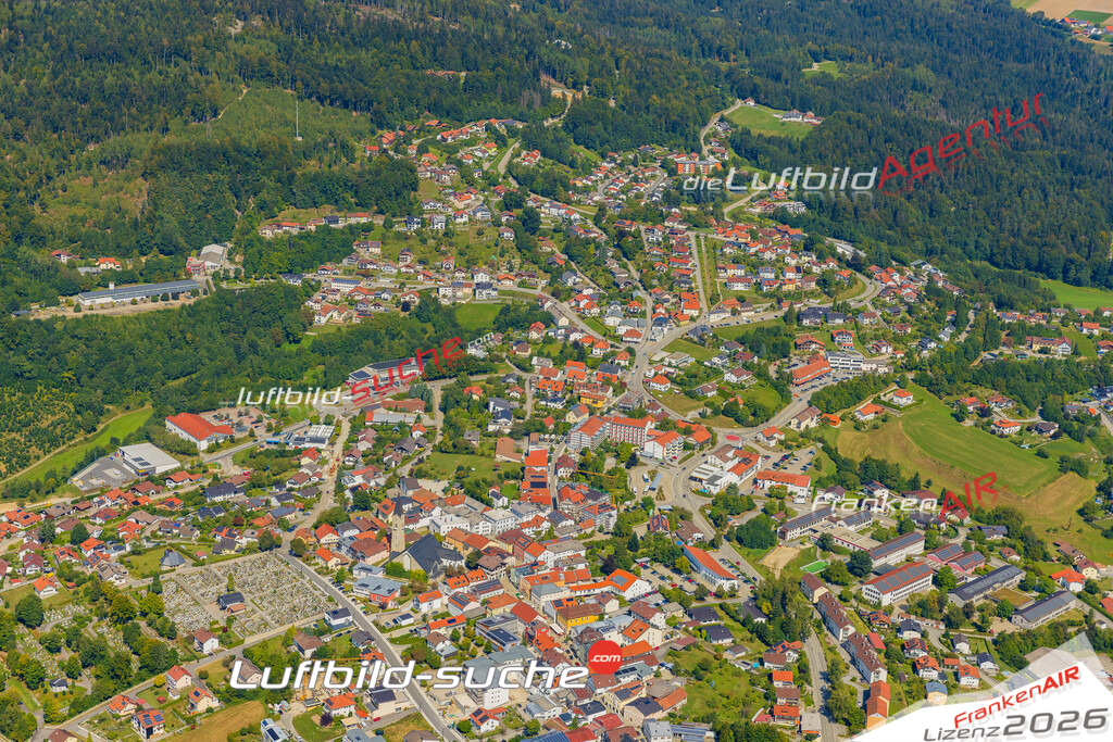 Luftaufnahme der Stadt Hauzenberg - Die Luftaufnahme wurde 2025 vom UL-Flugzeug heraus erstellt ( keine Drohne ) - Hochauflösende Luftaufnahme - für professionelle Ausdrucke geeignet. Die Geschenkidee !Mit Lizenz und Bildrechte bestellbar