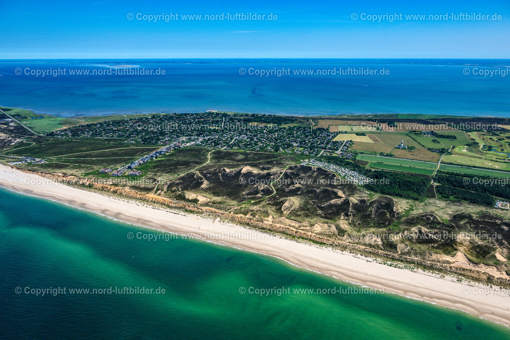 Sylt_Kampen_Rotes_Kliff_ELS_546310625 | KAMPEN (SYLT) 13.08.2025 Küsten- Landschaft an der Steilküste Rotes Kliff mit dem Hotel Rungholt in Kampen (Sylt) im Bundesland Schleswig-Holstein, Deutschland. // Coastal landscape on the steep coast of Rotes Kliff with the Hotel Rungholt in Kampen (Sylt) in the state Schleswig-Holstein, Germany. Foto: Martin Elsen