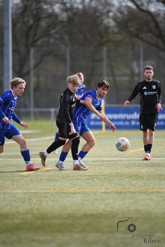 FC Rastede-VFl Stenum | Herren Bezirksliga 2; FC Rastede (blau)-VFL Stenum (schwarz) am 29.03.2026 in Rastede (Sportanlage Köttersweg), Photo: Philip Eiben 2026 - Realized with Pictrs.com
