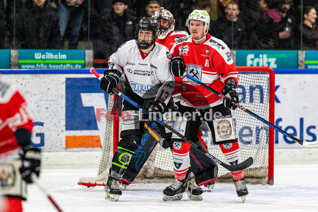 Spiel 1 Finale TSV Peißenberg Miners vs EHC Königsbrunn | Eishockey Bayernliga Playoffs 2023/2024, Spiel 1 Finale TSV Peißenberg Miners vs EHC Königsbrunn, 20240322,
Vor dem Tor der Miners,
2024-03-22 in Peißenberg (Eisstadion)
16 Moritz WEISSENHORN (EHC 16), 67 Maximilian MALZATZKI (Miners 67), 31 Korbinian SERTL (Miners Goali 31)
Copyright: WolfgangxLindner foto-lindner.de