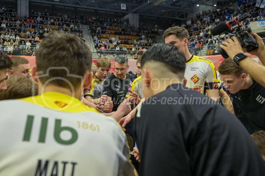 Zug United vs HC Rychenberg - 22. February 2025 | Zug United vs HC RychenbergSporthalle Wankdorf, BernSamuel Eberle (Head Coach HC Rychenberg) beim Time Out.Bild: Sportfotografie Markus Aeschimann | www.markus-aeschimann.ch - Realisiert mit Pictrs.com