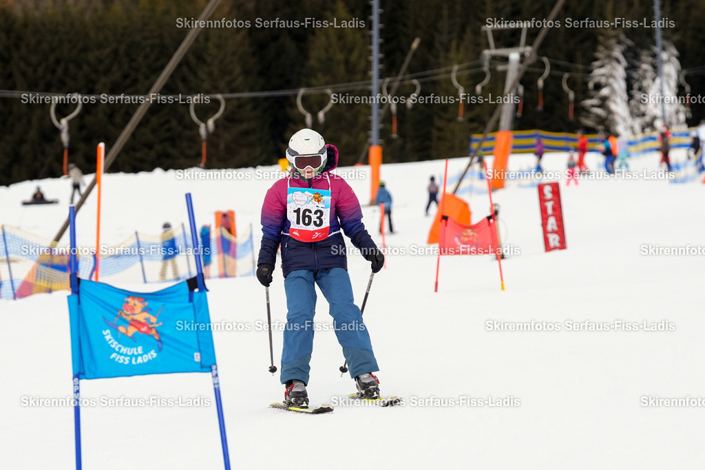 SRF_02.01.2026_0168 | Skirennfotos,Serfaus,Fiss,Ladis,Kinderskirennen,Winter,Tirol,Oberland,skirace,SFL,feelfree,weil wir's genießen,ski,Ski,skifahren,Sonnenplateau, - Realisiert mit Pictrs.com