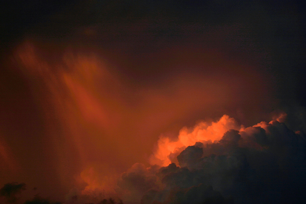 WolkenWort 07_Rotwolke | Wolkenwort # 07
Farbspiel nach Sonnenuntergang
Aus der Fotoausstellung "Wolkenworte" im Mozatheum im Rahmen der Europagesellschaft Salzburg und in der Oberbank Salzburg, Am alten Markt 4, 30.5.-30.6.200, 
Aus der Fotoausstellung "Wolkenworte" im Mozatheum im Rahmen der Europagesellschaft Salzburg und in der Oberbank Salzburg, Am alten Markt 4, 30.5.-30.6.200, 
Wolkendetail mit 300 mm Teleobjektiv