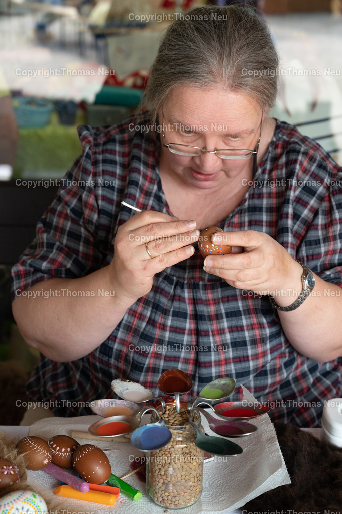 Ostermarkt_Lindenfels__DSC_9742 | bli, Lindenfels, Ostermarkt im und um das Bürgerhaus,Christine Rogowski gestaltete Eier mit der sorbischer Waschtechnik,  ,, Bild: Thomas Neu