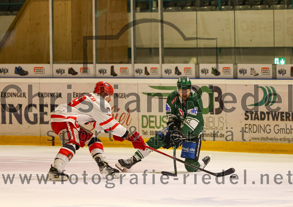 2023-10-20_075_TSV_Erding_gegen_EHC_Klostersee | Erding, Deutschland, 20.10.2023:.Eishockey, Bayernliga Vorrunde 2023 / 2024, 2. Spieltag, TSV Erding gegen EHC Klostersee, Endergebnis: ..Matthias Baumhackl (EHC Klostersee, #19), Michael Franz (Erding Gladiators, #13)..Foto: Christian Riedel / fotografie-riedel.net