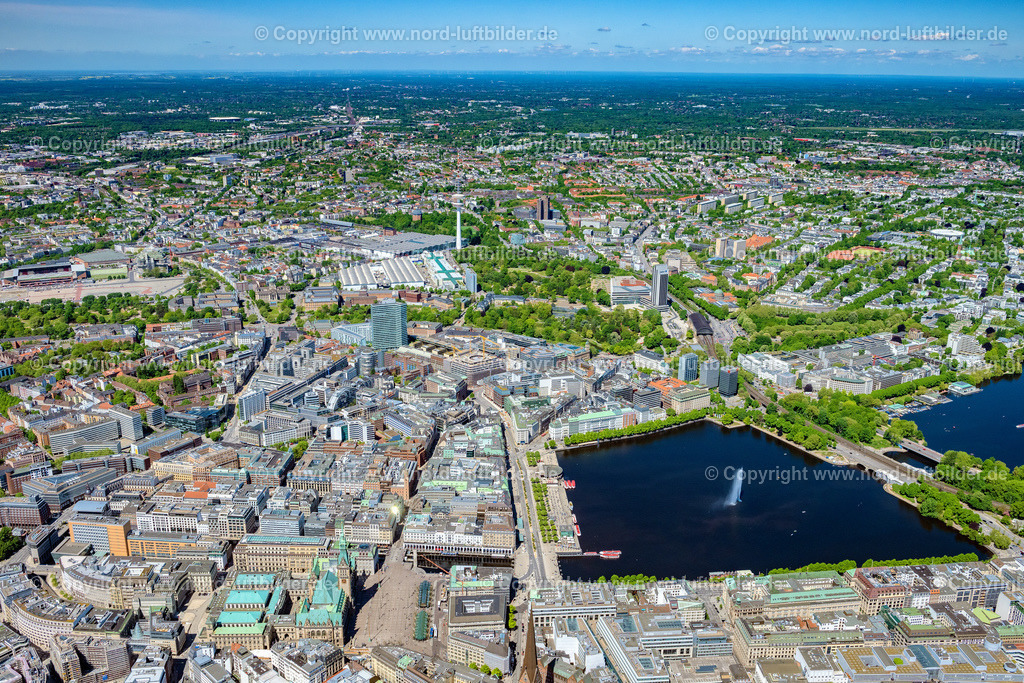 Hamburg_Mitte_Alster_ELS_5206150522 | HAMBURG 15.05.2022 Stadtzentrum im Innenstadtbereich am Ufer der Alster im Ortsteil Altstadt in Hamburg, Deutschland. // The city center in the downtown area on lake side of Alster in the district Altstadt in Hamburg, Germany. Foto: Martin Elsen