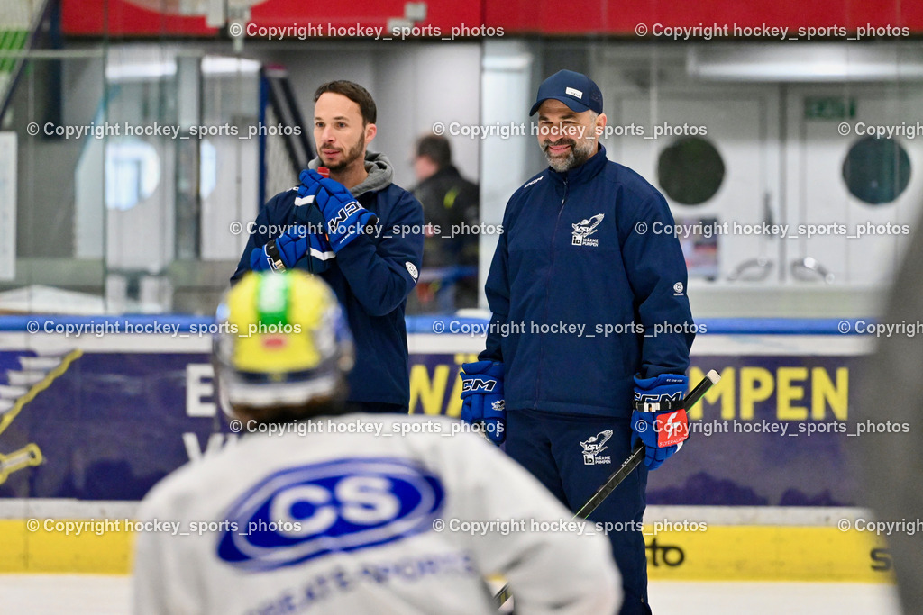 Eistrainig EC VSV mit Headcoach Pierre Allard | Marco Pewal Assistant Coach EC VSV, Eistraining EC VSV mit Headcoach Pierre Allard, 1.Eistraining EC VSV mit Headcoach Pierre Allard am 02.12.2025 in Villach (Stadthalle Villach), Austria, (Photo by Bernd Stefan)