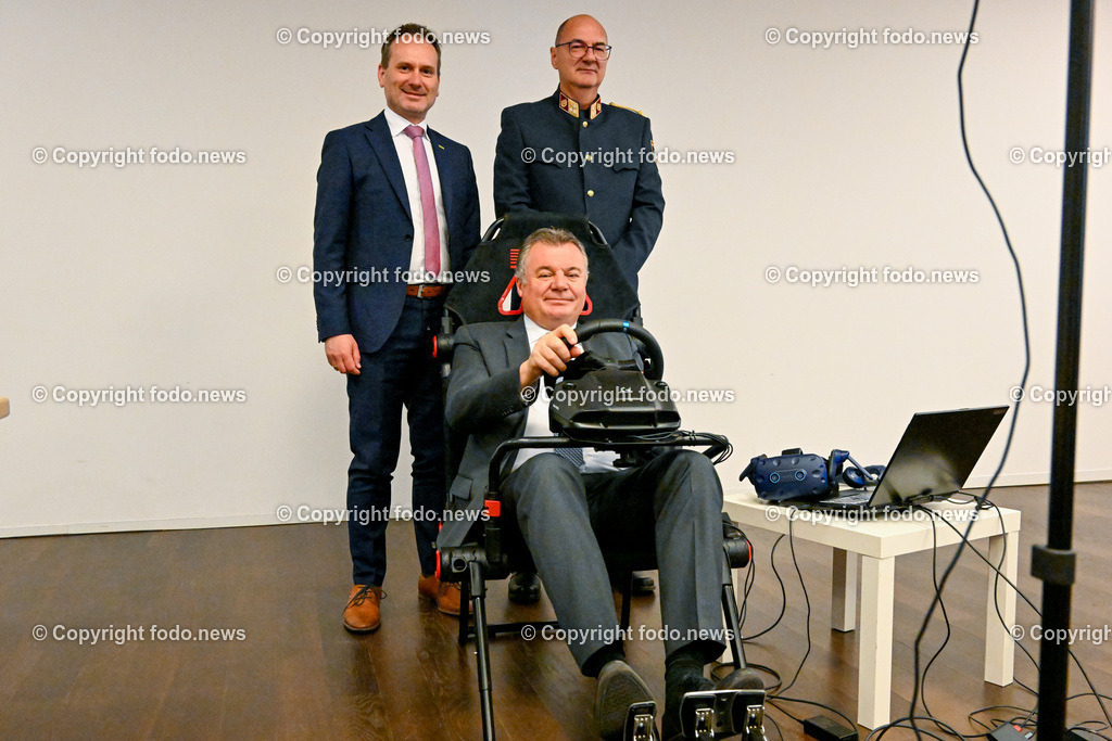 Pressegespräch LR Günther Steinkellner (FP) und ÖAMTC OÖ_ Neuer Virtual-Reality-Fahrsimulator_ 03.05.2023-2 | 03.05.2023, Presseclub Linz, AUT, Pressegespraech LR Guenther Steinkellner (FP) und OEAMTC OOe, Neuer Virtual-Reality-Fahrsimulator für mehr Verkehrssicherheit, im Bild Harald Großauer (Landesdirektor OEAMTC Oberoesterreich), LR Guenther Steinkellner (FP), Klaus Scherleitner (Oberst, Leiter Landesverkehrsabteilung OOe)