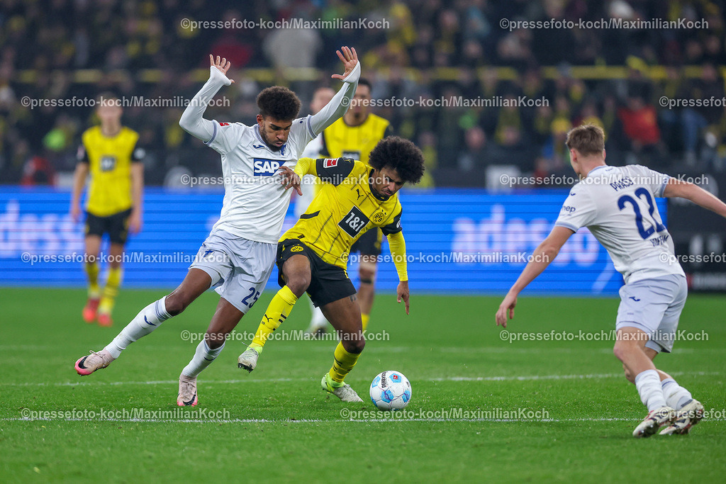 BVB15122401085 | 15.12.2024, Fußball, Borussia Dortmund - TSG 1899 Hoffenheim, 1. Fußball Bundesliga, 14. Spieltag, Signal Iduna Park, Saison 2024 2025: Kevin Akpoguma (Hoffenheim #25) im Zweikampf gegen Karim Adeyemi (BVB #27)DFB regulations prohibit any use of photographs as image sequences and or quasi-video.
