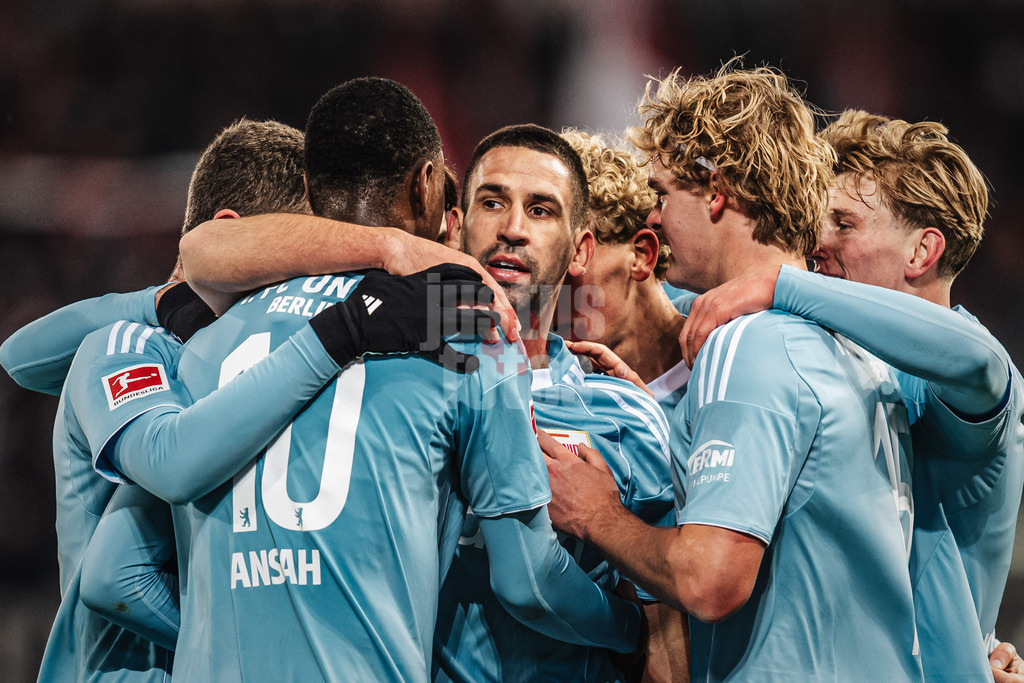 Fußball | Männer | Saison 2025/2026  | Fußball-Bundesliga | 11. Spieltag | FC St. Pauli vs. 1. FC Union Berlin | 23.11.2025 | Rani Khedira (#8, 1. FC Union Berlin) Mitte schießt ein Tor und jubelt mit dem Team