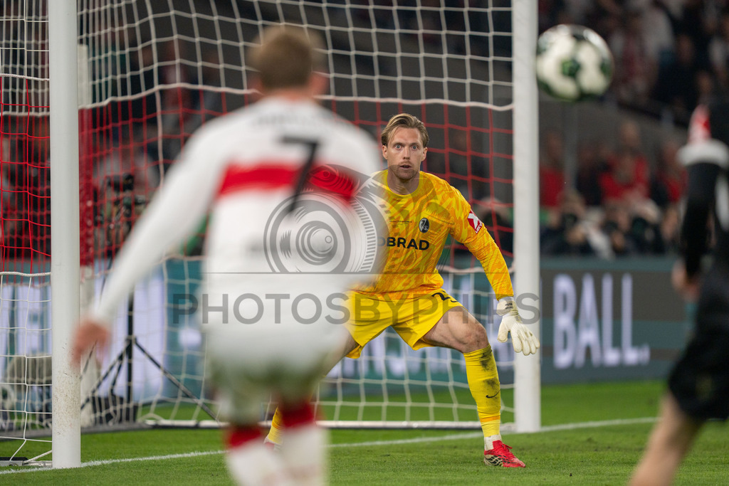 VfB Stuttgart vs. SC Freiburg, Fussball, DFB-Pokal, Halbfinale, 23.04.2026 | Florian Mueller (SC Freiburg, #21),VfB Stuttgart vs. SC Freiburg, Fussball, DFB-Pokal, Halbfinale, 23.04.2026DFB regulations prohibit any use of photographs as image sequences and/or quasi-video