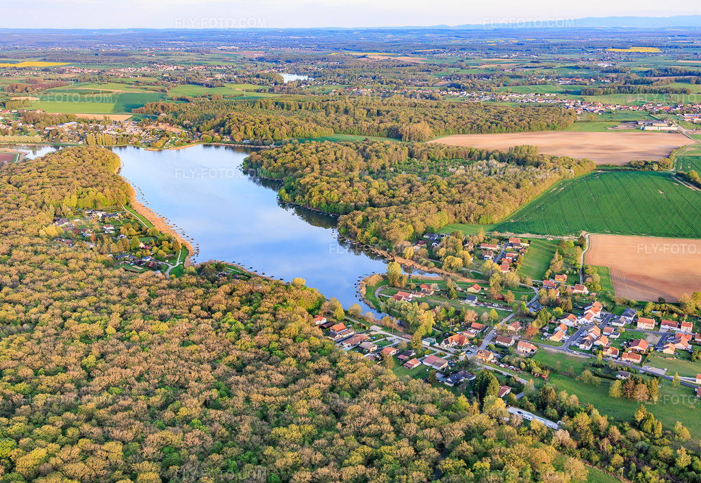 Aerial view: Etang des marais in the forest in Rémering-lès-Puttelange in the state Moselle, France. – Photo: IMG_154373.jpg taken on 04/17/2026 by Werner Riehm/FLY-FOTO.com – Resolution of the original: 5560 x 3830 px