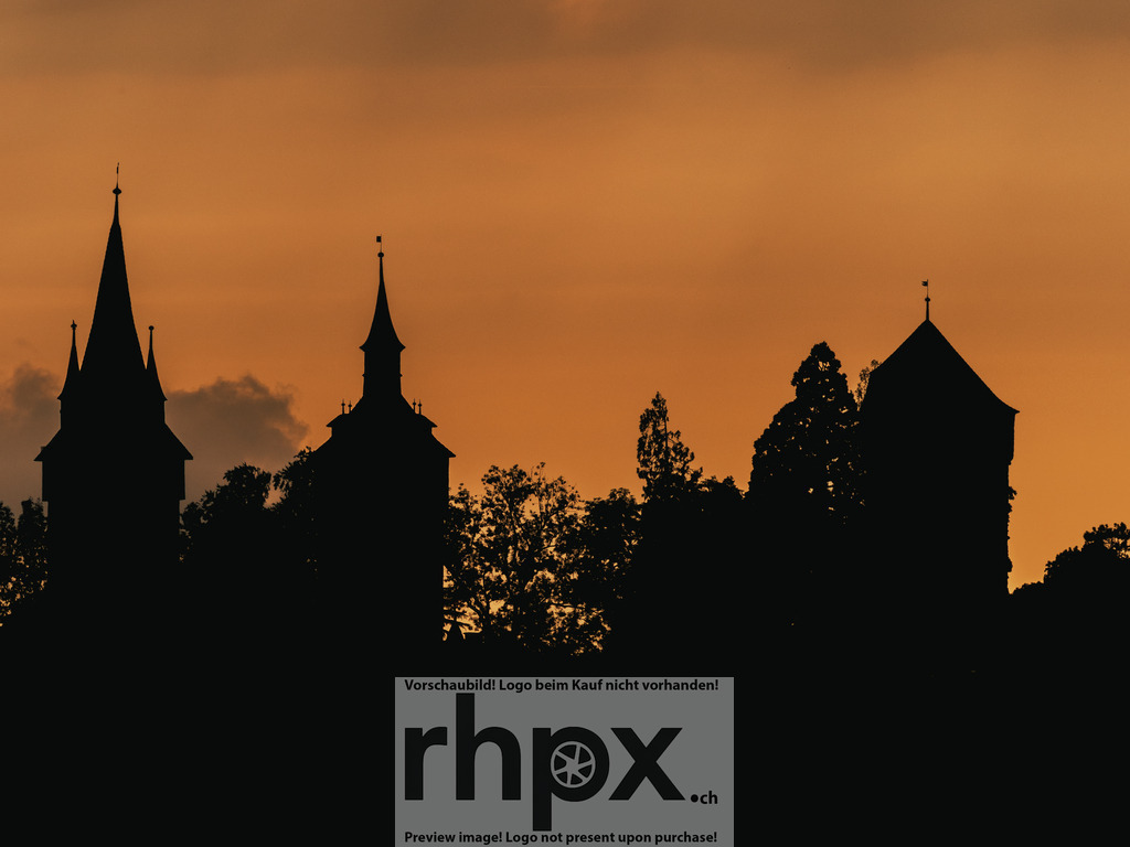 Museggtürme im Abendlicht | Form. Licht. Ewigkeit.Die markanten Silhouetten der Museggtürme zeichnen sich scharf gegen den glühenden Abendhimmel ab. Ein zeitloser Moment, der die historische Bedeutung und die abendliche Ruhe über den Dächern von Luzern vereint.Wähle unter "Produktauswahl" dein Wunschformat: Vom klassischen Wandbild über Puzzle &amp; Tassen bis zum digitalen Download (z.B. als Handy-Hintergrund). - Realisiert mit Pictrs.com