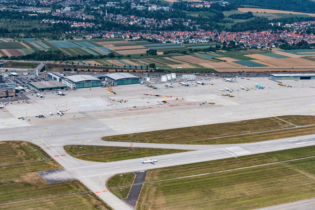 dr__0015929.jpg | STUTTGART 03.08.2018 Start- und Landebahnen mit Rollwegen Hangaranlagen und Terminals auf dem Gelände des Flughafen in Stuttgart im Bundesland Baden-Württemberg, Deutschland. // Runway with hangar taxiways and terminals on the grounds of the airport in Stuttgart in the state Baden-Wurttemberg, Germany. Foto: Daniel Reiter