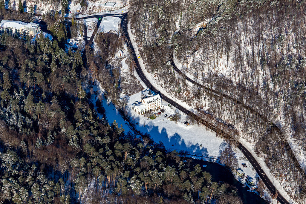 Luftbild: Winterluftbild im Schnee vom Hotel Pfälzer Wald im Kurtal in Bad Bergzabern im Bundesland Rheinland-Pfalz in Deutschland. Foto: IMG_124396.jpg vom 11.02.2021 durch Werner Riehm/FLY-FOTO.de