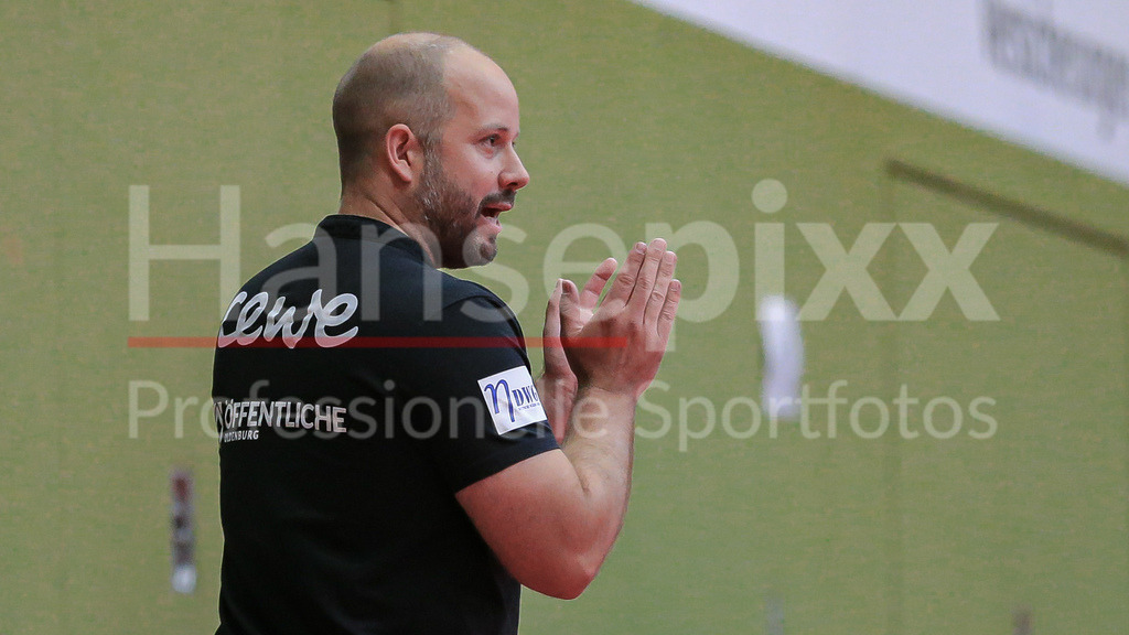 Handball, Testspiel Frauen, SV Werder Bremen - VfL Oldenburg | v.li.: Niels Bötel (Trainer, Cheftrainer, VfL Oldenburg) gibt Anweisungen, gestikuliert, mit den Armen gestikulieren