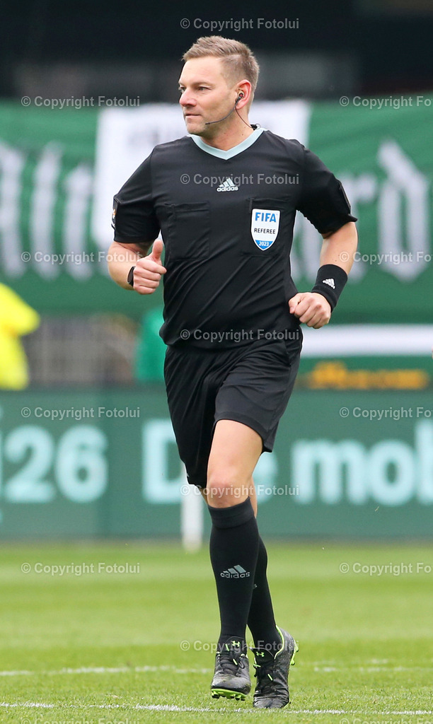 A_LUI_09042023_12 | SPORT,FUSSBALL,ADMIRAL BUNDESLIGA SK RAPID WIEN- AUSTRIA KLAGENFURT 09.04.2023 IM BILD:  SCHIEDSRICHTER MANUEL SCHUETTENGRUBER  FOTO:FOTOLUI/MW