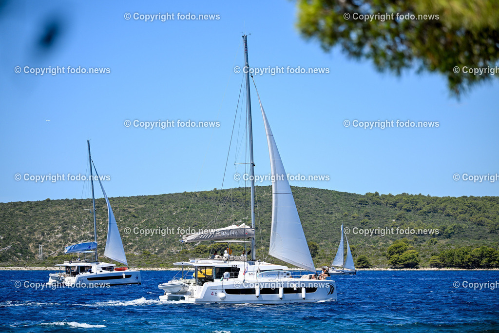 Kroatien_ Brac_ Insel in Dalmatien_ Milna_ 18.07.2025-62 | 18.07.2025, Kroatien, HRV, Brac, Insel in Dalmatien, Milna im Bild Themenbild, Boot, Segelboot, Wind, segeln, Katamaran, Tourismus, Touristen, Durchfahrt Splitska Vrata zwischen den Inseln Solta und Brac, Meer, Adria, Feature, Symbolbild