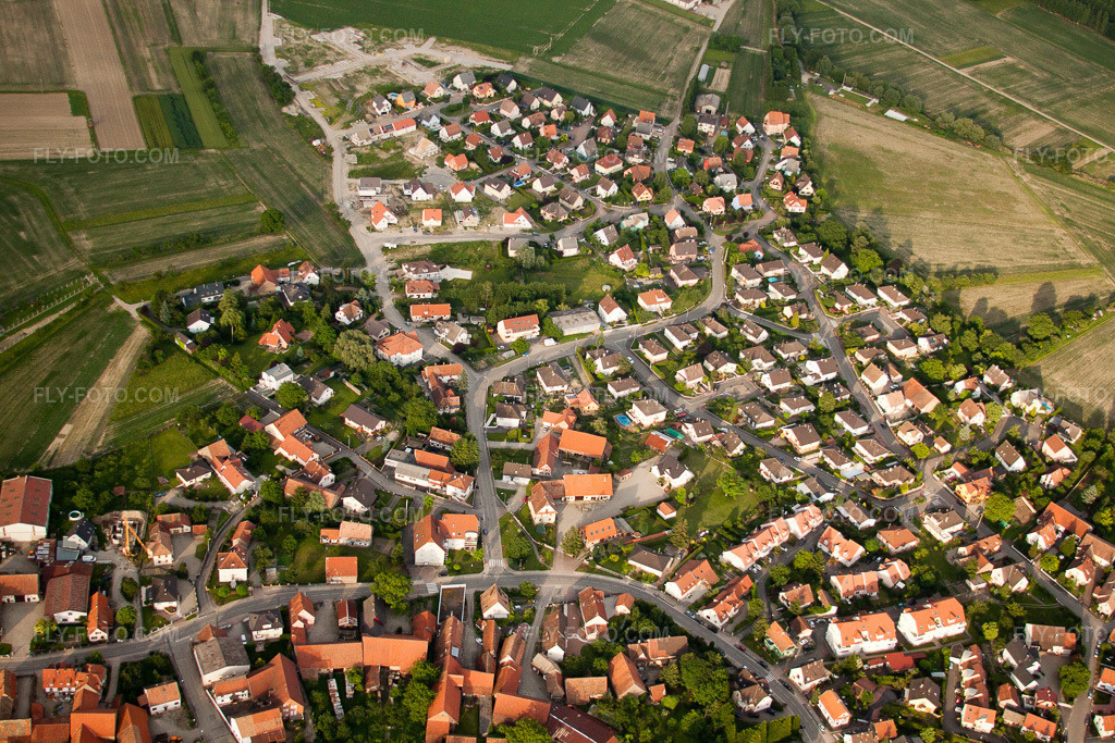 Aerial view: Settlement area in Kilstett in the state Bas-Rhin, France. – Photo: IMG_28859.jpg taken on 06/14/2010 by Werner Riehm/FLY-FOTO.com – Resolution of the original: 4752 x 3168 px