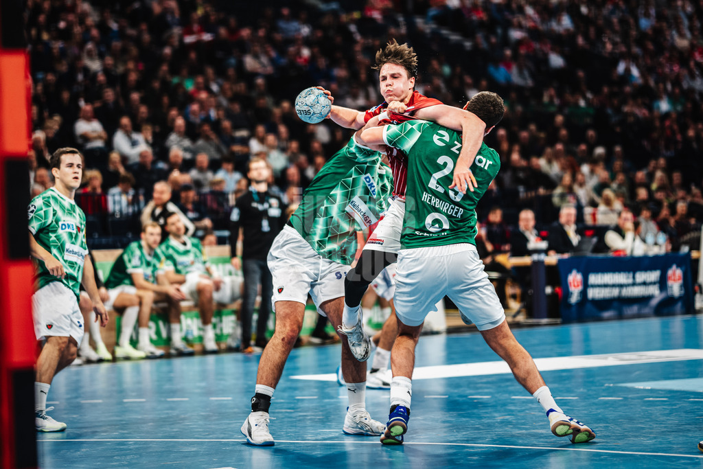 Handball | Männer | Saison 2024/2025 | DAIKIN Handball-Bundesliga | 10. Spieltag || Handball Sport Verein Hamburg vs. Füchse Berlin | 18.11.2024 | Leif Tissier (#7, Handball Sport Verein Hamburg) wird von Lukas Herburger (#29, Füchse Berlin) gestoppt