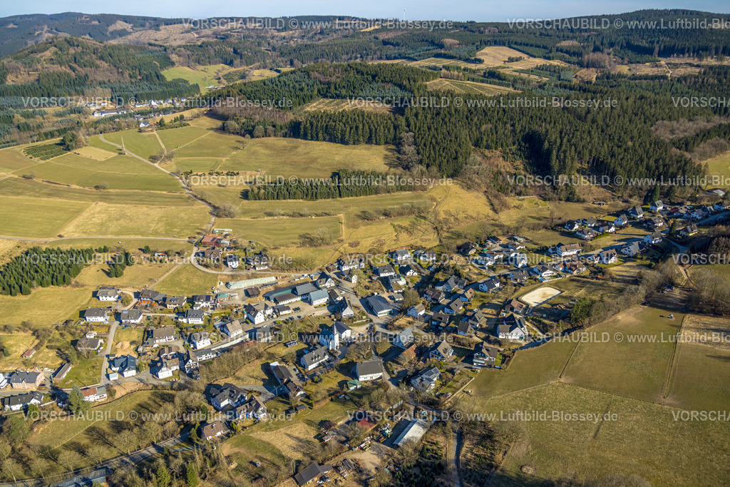 Kirchhundem250308669Marmecke | Luftbild, Wohngebiet Ortsansicht Marmecke mit Kirche St. Antonius, Waldgebiet Hügellandschaft mit Waldschäden, Marmecke, Kirchhundem, Sauerland, Nordrhein-Westfalen, Deutschland