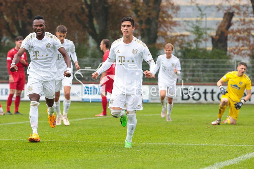 TSV Rain - FC Bayern Amateure | Jubel der Gaeste nach dem Treffer zum 0-1 durch Desire SEGBE AZANKPO (FCB #34)