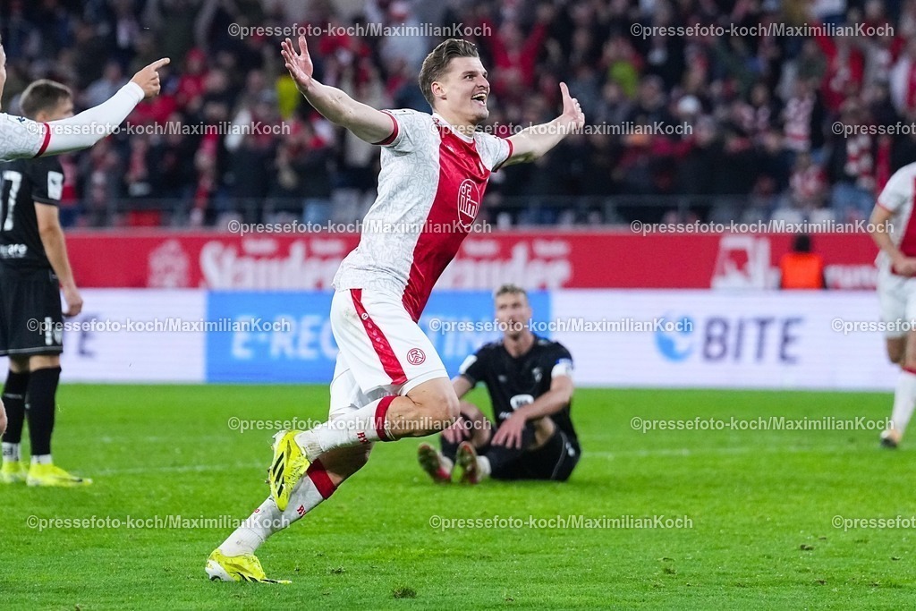 xYDRx02112501042 | 02.11.2025, xydrx, Fußball, 3.Liga, Rot-Weiss Essen - 1.FC Schweinfurt 05, Saison 2025 2026, Stadion an der Hafenstraße: Torjubel nach dem Tor zum 2:1 für Rot-Weiss Essen durch Torschütze Marek Janssen (Rot-Weiss Essen #20)   DFB regulations prohibit any use of photographs as image sequences and or quasi-video.