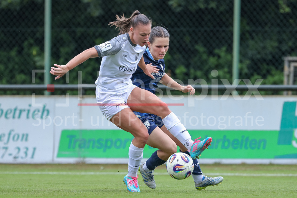 Fussball, Testspiel Frauen, SV Meppen - VfL Bochum | v.li.: Lana Hubbeling (SV Meppen, 18) und Emely Joester (VfL Bochum, 16) im Zweikampf, Duell, Dynamik, Aktion, Action, Spielszene
