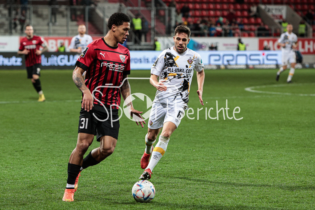 FC Ingolstadt - Dynamo Dresden | Justin BUTLER (FCI #31) im Duell mit Ahmet Metin ARSLAN (SGD #6)