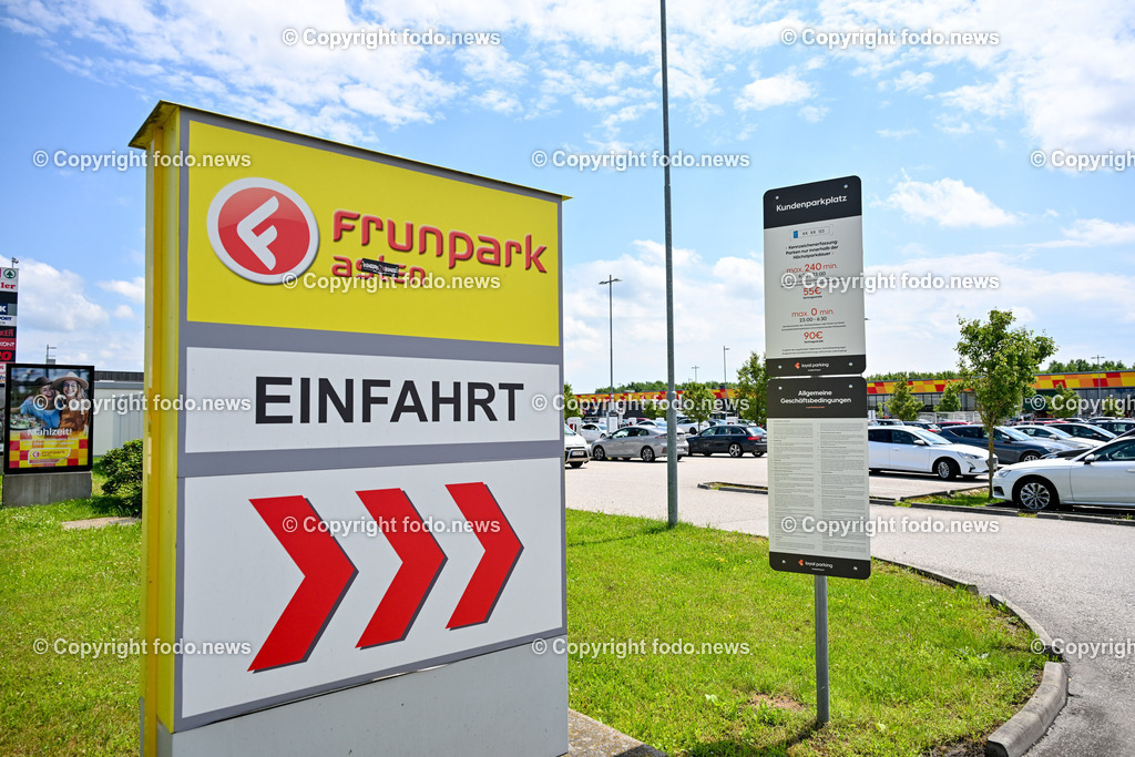 Frunpark Asten_ Parkplatz_ 07.06.2024-2 | 07.06.2024, Asten, AUT, Frunpark, Gewerbegebiet, im Bild Einkausfzentrum, Fachmarktzentrum, Parkplatz, Parkordnung, Schilder, Einfahrt, Drohne