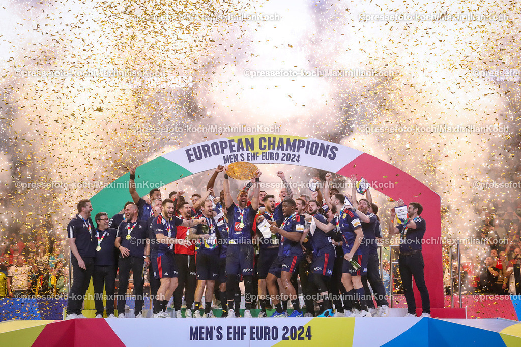 EHFEURO28012402107 | 28.01.2024, EHF EURO 2024, Männer Europameisterschaft Handball, Lanxess Arena in Köln, Finale, Frankreich - Dänemark: Frankreich ist Europameister. Die französische Mannschaft feiert den Sieg gegen Dänemark. Siegerehrung auf dem Siegerpodest. Luka Karabatic (Frankreich) hällt die Siegerschale nach Oben. Es regnet Konfetti und eine Feuershow erhellt im Hintergrund das Podest.