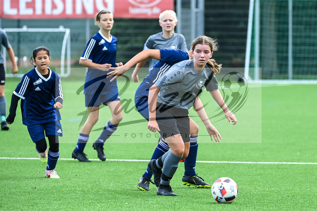 IBBGRE20200829_0048 | Fussball, C-Juniorinnen:   beim Testspiel zwischen DJK Arminia Ibbenbueren und TSG 07 Burg Gretesch im Sportzentrum Schierloh am 29.08.2020 in Ibbenbueren, Deutschland. - Realisiert mit Pictrs.com