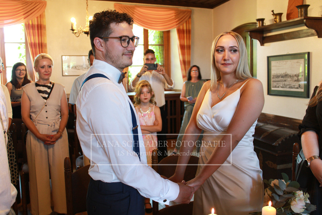 Hochzeit Sven _ Evi 30.06.22 Standesamt-19 | lanaschraderfotografie - Realisiert mit Pictrs.com