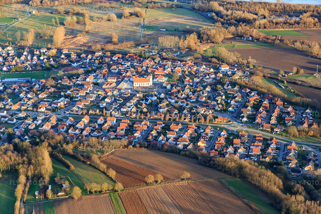 Vue aérienne: Vue d'ensemble du village depuis l'ouest à Mothern dans le département Bas Rhin, France – .Photo: IMG_086036.jpg prise le 06/02/2016 par Werner Riehm/FLY-FOTO.eu – Résolution de l'original: 5472 x 3648 px