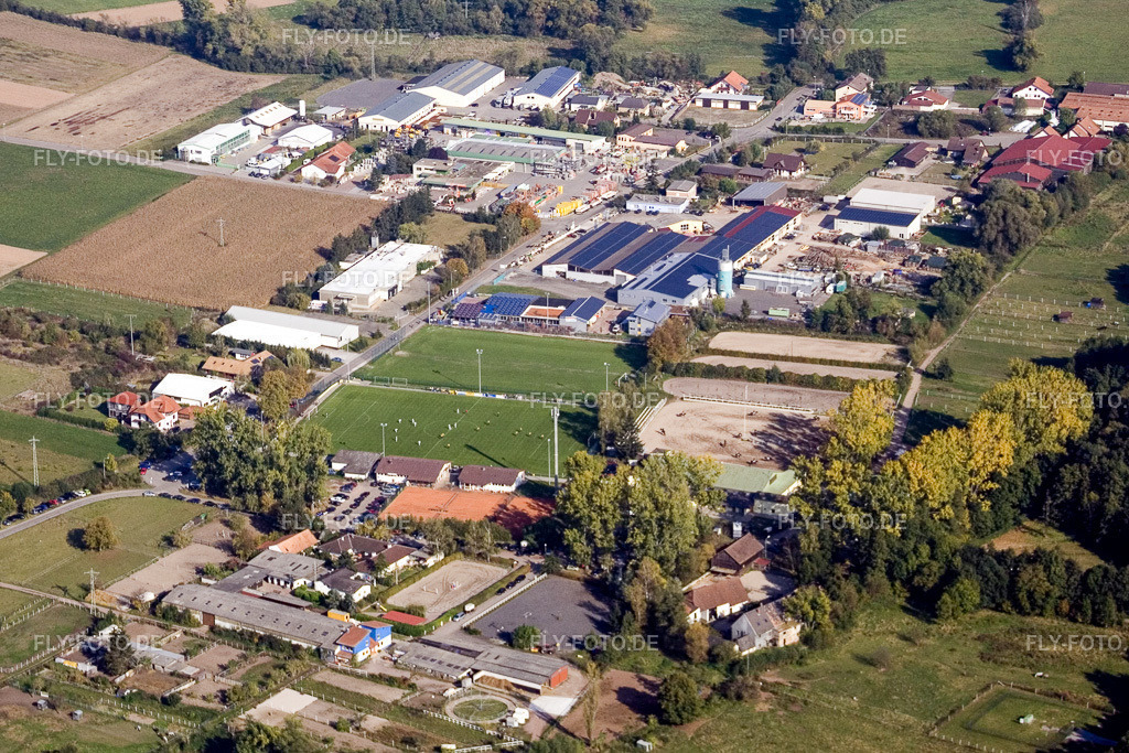 Industriegebiet und Sportplätze des TSV Fortuna Billigheim Ingenheim e.V. https://www.tsv-fortuna.de/ | Luftbild: Industriegebiet und Sportplätze des TSV Fortuna Billigheim Ingenheim e.V. https://www.tsv-fortuna.de/ im Ortsteil Billigheim in Billigheim-Ingenheim im Bundesland Rheinland-Pfalz in Deutschland. Foto: IMG_8453.jpg vom 07.10.2007 durch Werner Riehm/FLY-FOTO.de - Realisiert mit Pictrs.com