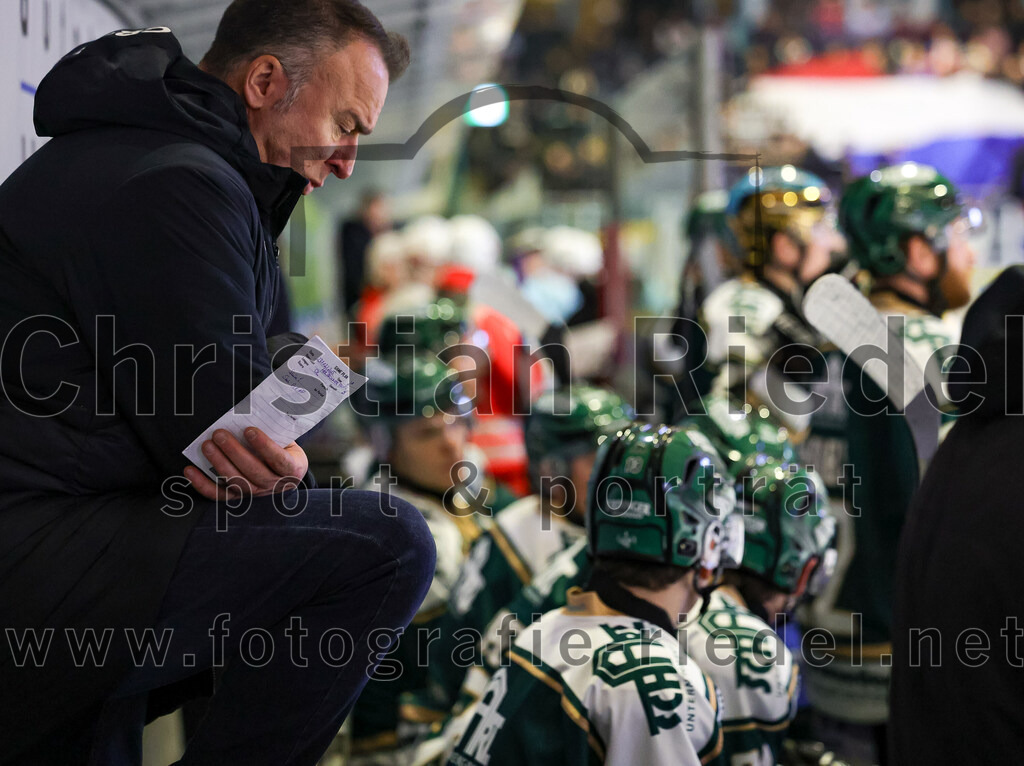 2025-12-23_084_TSV_Erding_gegen_Heilbronner_Falken | Erding, Deutschland, 23.12.2025:Eishockey, Oberliga Süd 2025 / 2026, 29. Spieltag, TSV Erding gegen Heilbronner Falken, Endergebnis: 5:4Teamchef Thomas Daffner (Erding Gladiators)Foto: Christian Riedel / fotografie-riedel.net